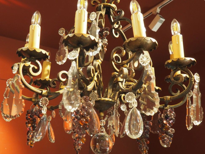 Grand lustre en fer forgé, doré, pampilles en cristal, à décor de pamp