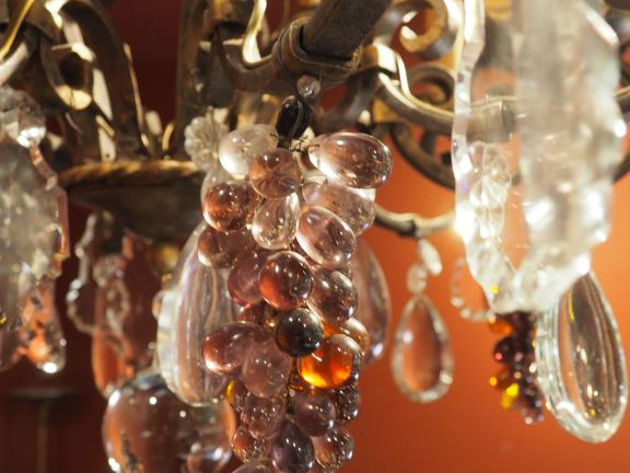 Grand lustre en fer forgé, doré, pampilles en cristal, à décor de pamp