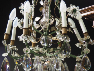 Vente aux enchères BAGUES.  Lustre en fer forgé, tôle verre ou cristal, à décor de fleure
