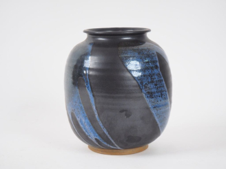 Vente aux enchères Vase ovoide en grès contemporain noir et bleu. Signé H. 20 cm