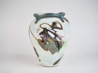 Vente aux enchères GUIOT. Vase ovoide en verre polychrome fond blanc. H. 21 cm