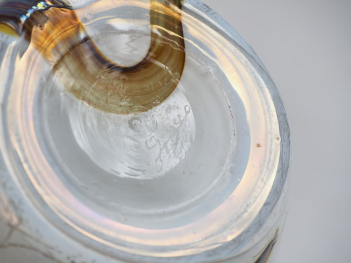 GUIOT. Vase ovoide en verre polychrome fond blanc. H. 21 cm