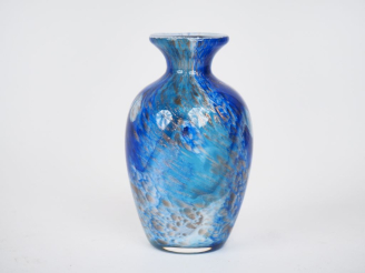 Vente aux enchères JM OPERTO.  Vase ovoide en verrre bleu nuancé et pailleté d'or. H. 11,