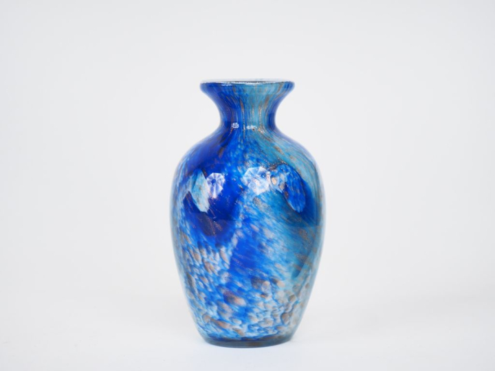 JM OPERTO.  Vase ovoide en verrre bleu nuancé et pailleté d'or. H. 11,