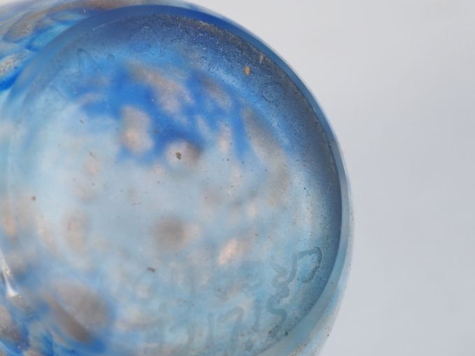 JM OPERTO.  Vase ovoide en verrre bleu nuancé et pailleté d'or. H. 11,