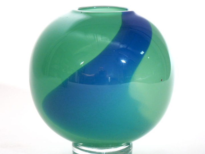 Vase boule en verre bleu et vert menthe. Signé et situé à Saint-Malo. 