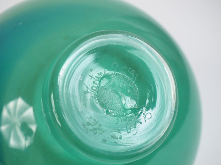Vase boule en verre bleu et vert menthe. Signé et situé à Saint-Malo. 