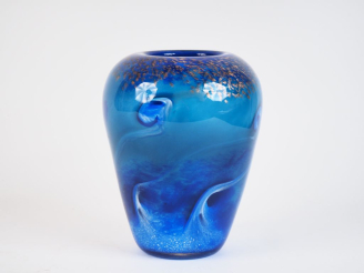 Vente aux enchères JM. OPERTO. Vase ovoide en verre bleu nuancé et pailleté d'or. Signé. 