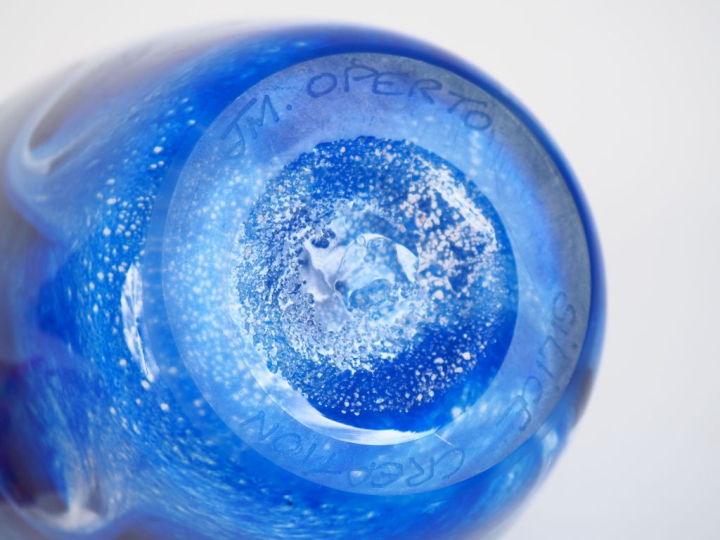 JM. OPERTO. Vase ovoide en verre bleu nuancé et pailleté d'or. Signé. 