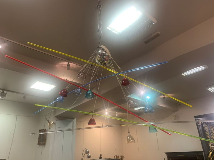 Peter SPAN.  Lustre mobile en verre polychrome.