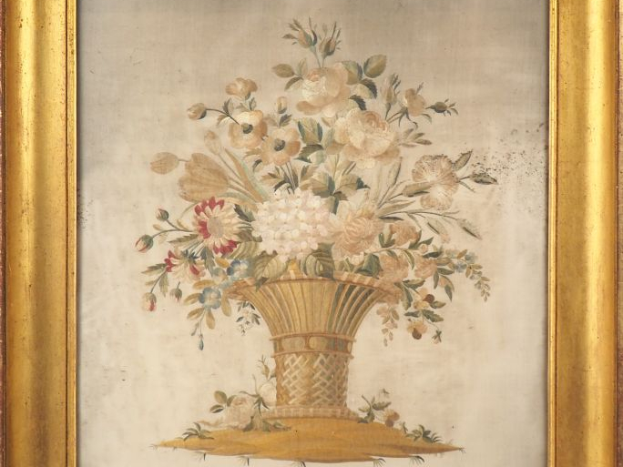 Soie brodée Louis XVI figurant un panier de fleurs dans son cadre en b