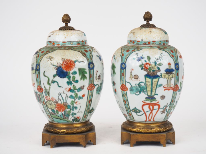 Paire de potiches couvertes en porcelaine de style Extrême-Orient, mon