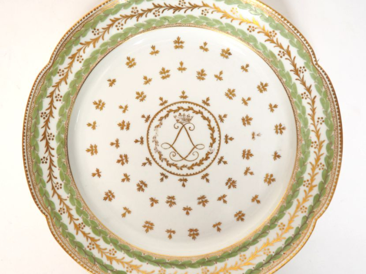 Suite de 20 assiettes fin XVIIIème début XIXème en porcelaine, à décor
