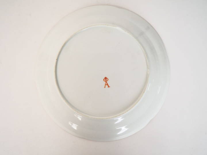 Suite de 20 assiettes fin XVIIIème début XIXème en porcelaine, à décor