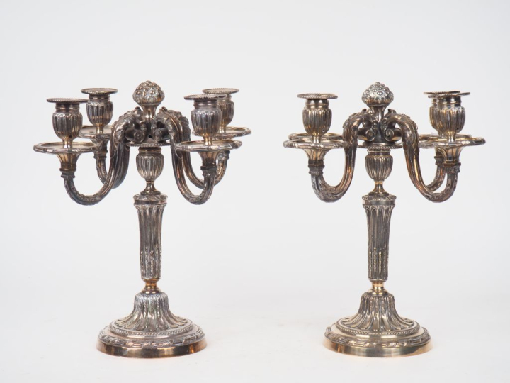 Paire de candélabres de style Louis XVI en bronze argenté, éclairant à