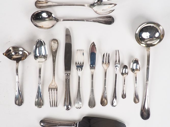 CHRISTOFLE. Ménagère en métal argenté, modèle nœud de rubans comprenan