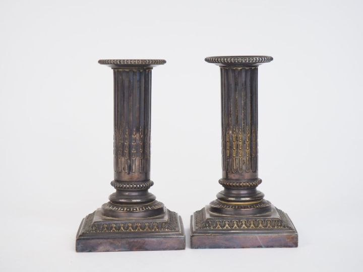 CAILAR BAILLARD.  Paire de bougeoirs de style Louis XVI en bronze arge