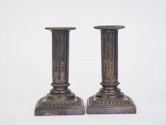 Vente aux enchères CAILAR BAILLARD.  Paire de bougeoirs de style Louis XVI en bronze arge