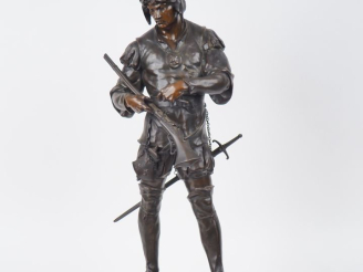 Vente aux enchères PICAULT.  "le hallebardier" Sculpture en bronze à patine brune. Signée