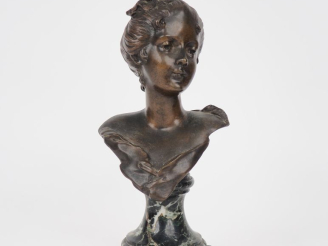 Vente aux enchères G. FLAMAND. "buste de jeune fille". Sculpture en bronze à patine brune