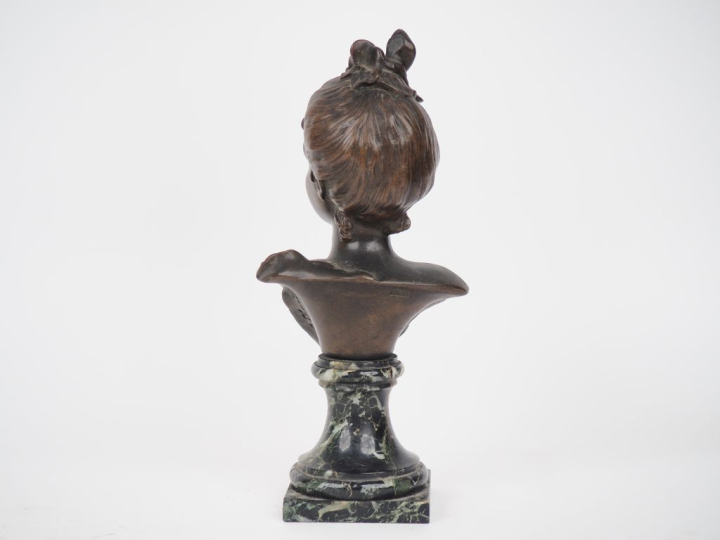 G. FLAMAND. "buste de jeune fille". Sculpture en bronze à patine brune