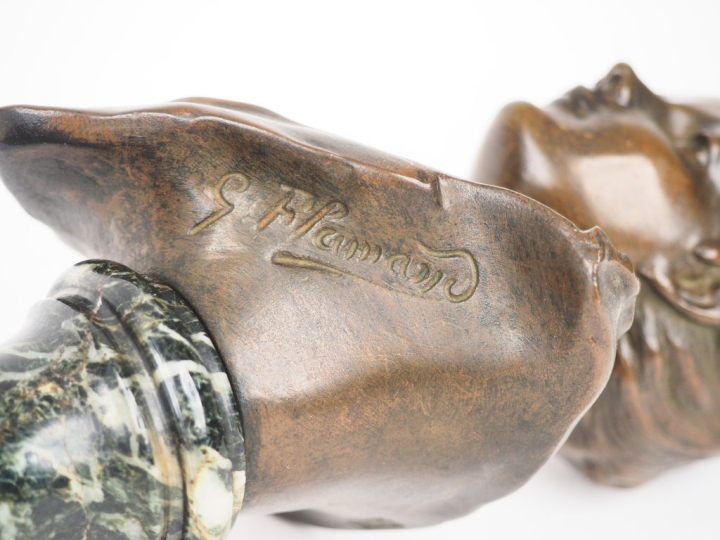 G. FLAMAND. "buste de jeune fille". Sculpture en bronze à patine brune