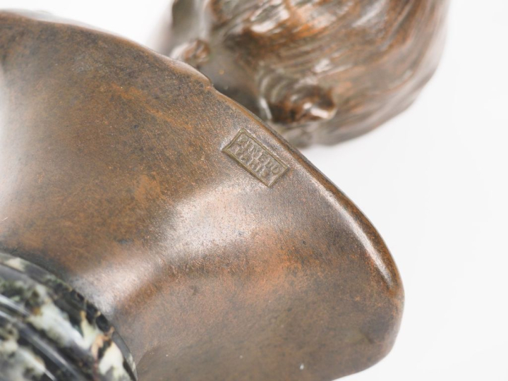 G. FLAMAND. "buste de jeune fille". Sculpture en bronze à patine brune