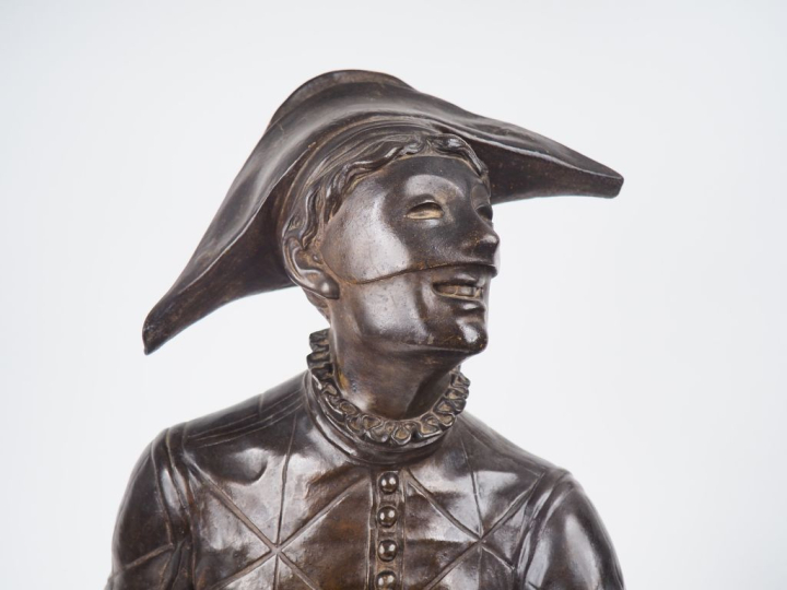 WAAGEN.  "Arlequin". Grande sculpture en régule à patine brune. H. 100