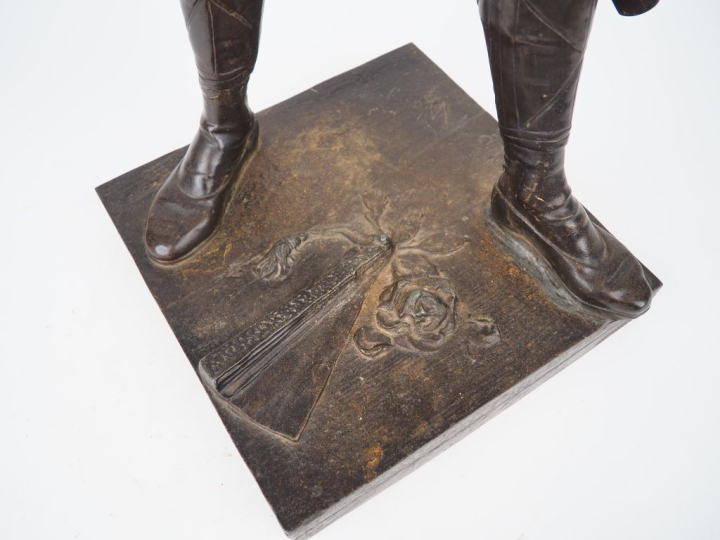 WAAGEN.  "Arlequin". Grande sculpture en régule à patine brune. H. 100