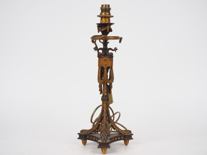 Pied de lampe de style Louis XVI en métal à double patine à décor de d