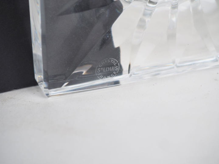 SAINT-LOUIS.  Vase Médicis en cristal. Signé H. 25 cm Vase en cristal,