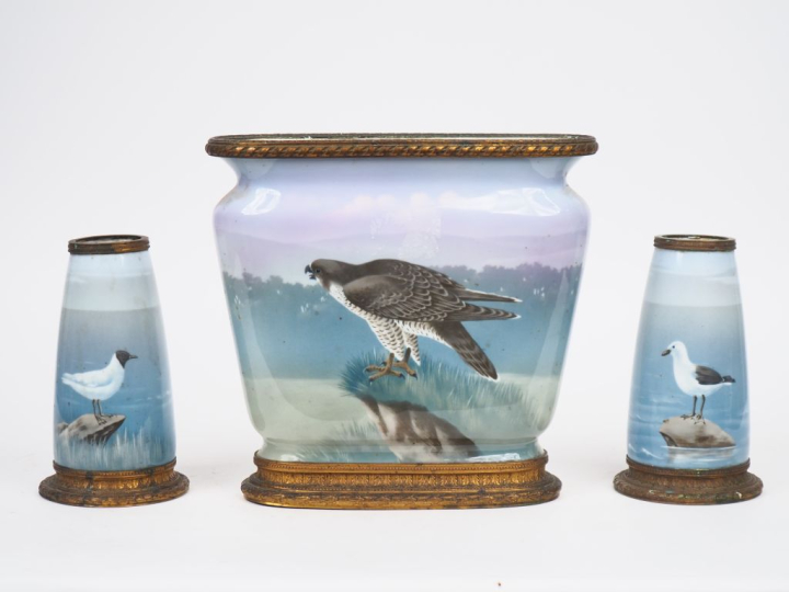 Garniture 1930 en porcelaine polychrome de Copenhague à décor d'oiseau