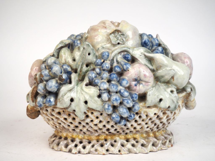 Centre de table en terre cuite polychrome en forme de corbeille de fru