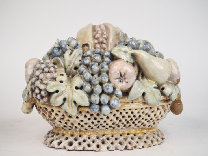 Centre de table en terre cuite polychrome en forme de corbeille de fru