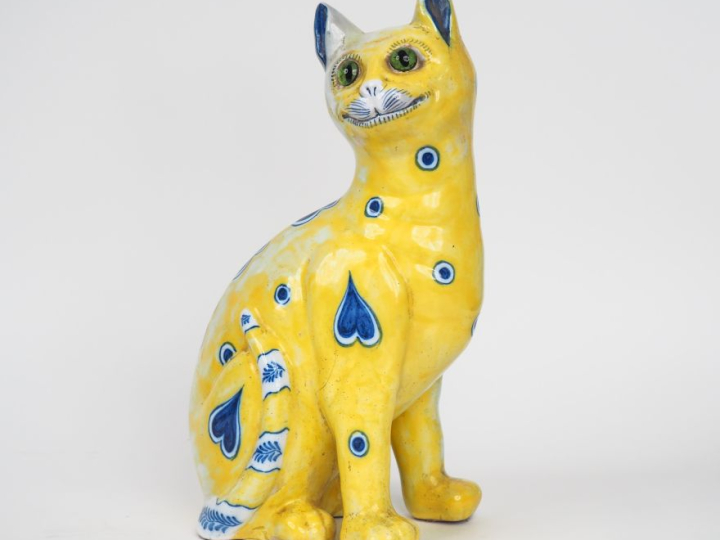 GALLE.  "Chat assis".  Sujet en faïence polychrome.  Signé.  H. 33 cm 