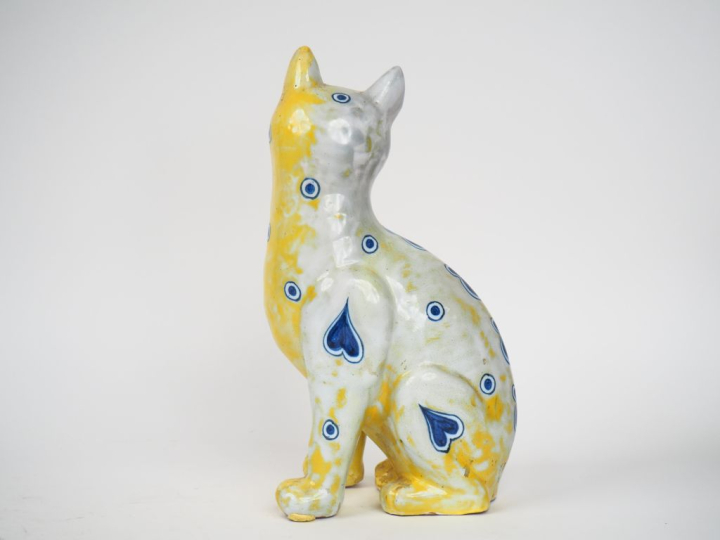 GALLE.  "Chat assis".  Sujet en faïence polychrome.  Signé.  H. 33 cm 