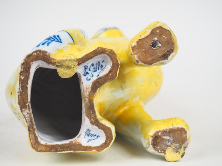 GALLE.  "Chat assis".  Sujet en faïence polychrome.  Signé.  H. 33 cm 