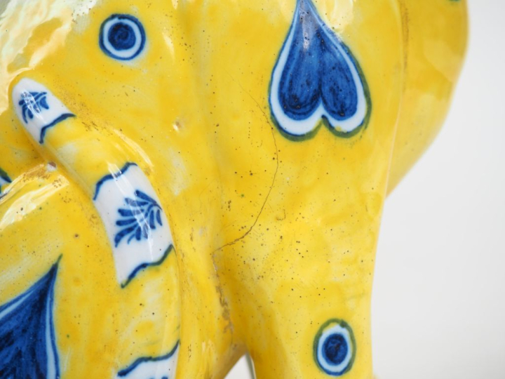 GALLE.  "Chat assis".  Sujet en faïence polychrome.  Signé.  H. 33 cm 