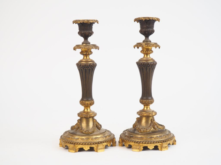 Paire de bougeoirs Napoléon III de style Louis XVI en bronze à décor d