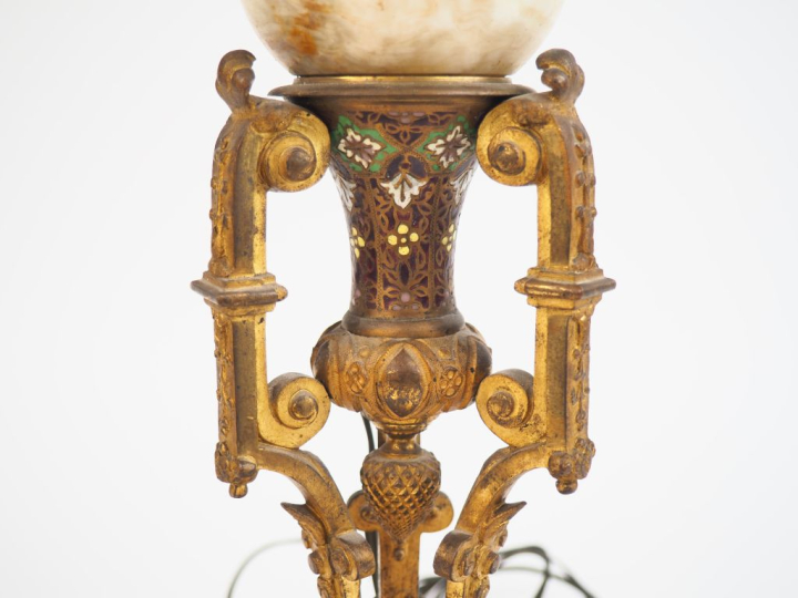 Pied de lampe Napoléon III en bronze doré, émaux polychromes et onyx. 