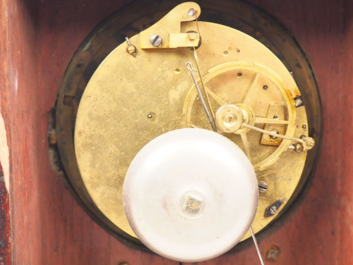 Pendule Retour d'Egypte en acajou et bronze, à décor de sphinx et de d