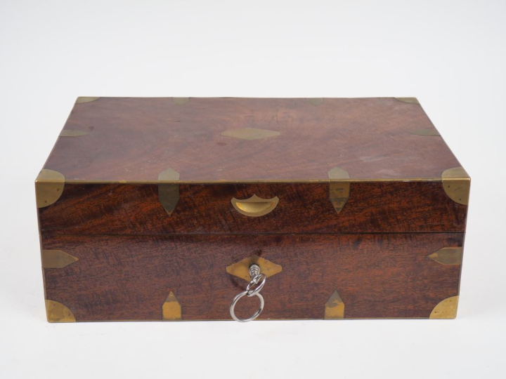 Coffret de voyage Empire en acajou et laiton, intérieur en cuir de Rus