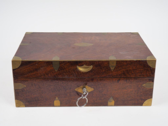 Vente aux enchères Coffret de voyage Empire en acajou et laiton, intérieur en cuir de Rus