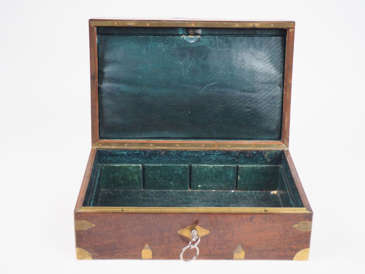 Coffret de voyage Empire en acajou et laiton, intérieur en cuir de Rus