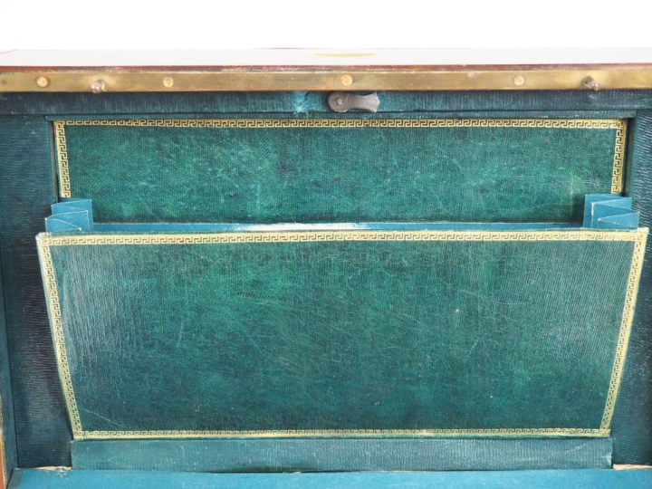 Coffret de voyage Empire en acajou et laiton, intérieur en cuir de Rus