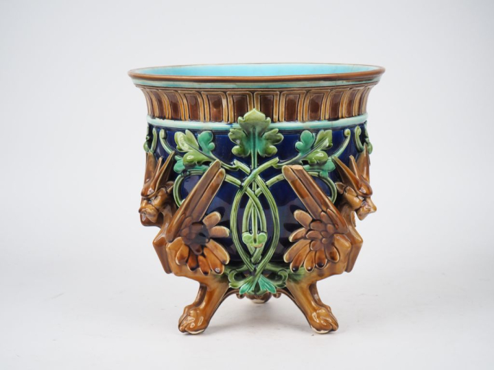 SARREGUEMINES, MAJOLICA. Jardinière Napoléon III en biscuit et porcela