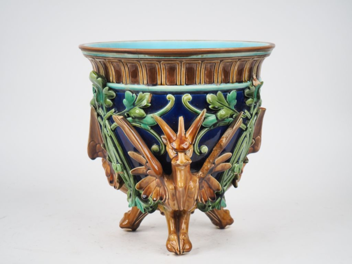 SARREGUEMINES, MAJOLICA. Jardinière Napoléon III en biscuit et porcela