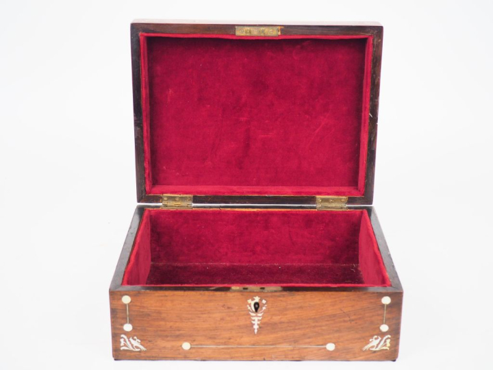 Coffret Napoléon III en marqueterie de nacre et de palissandre, à déco