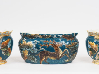 Vente aux enchères Garniture en barbotine, à décor de fleurs polychromes comprenant :  un