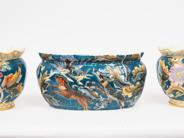 Garniture en barbotine, à décor de fleurs polychromes comprenant :  un